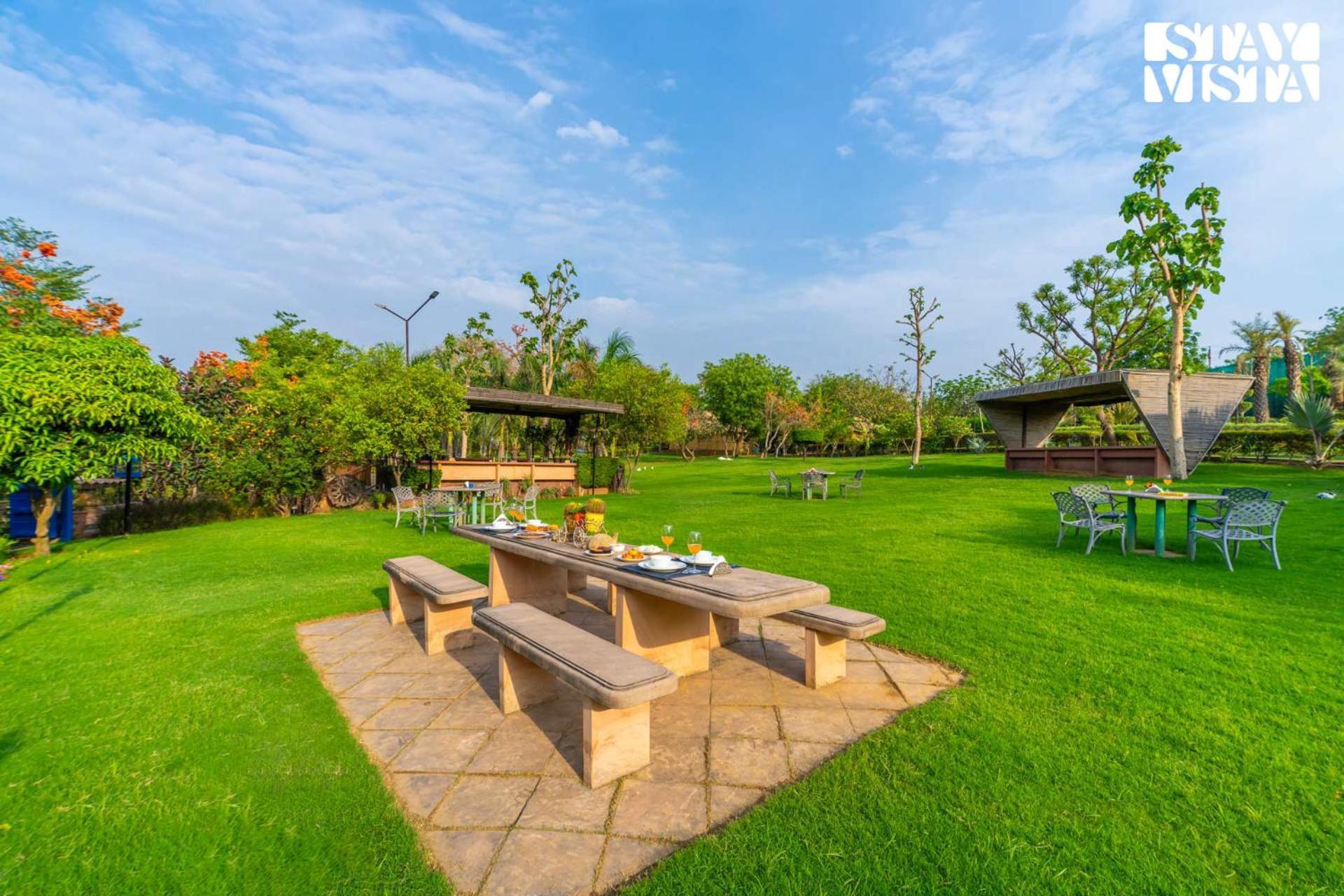 Stayvista At Maple Farms With Pool, Bbq & Bonfire Sohna Extérieur photo